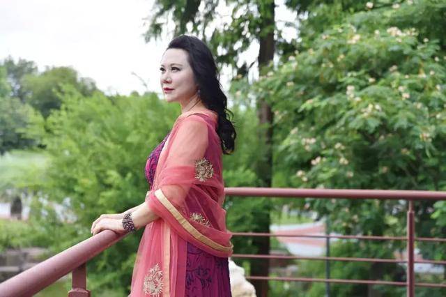 独树一帜 终将别具一格——张露博士荣膺2018中国年度公益人物