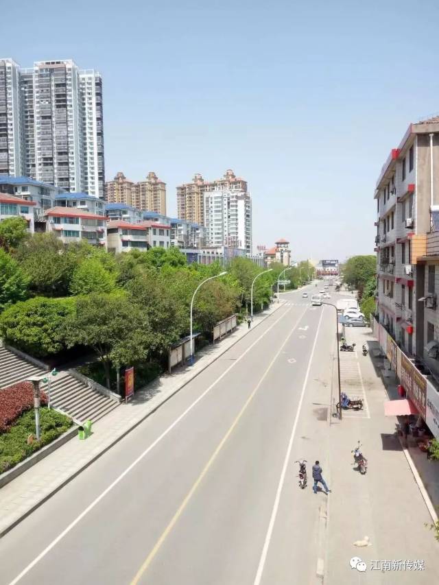 民主大道是松滋市区最早最繁华的街区(北起白云边老厂区,南至水稻原种