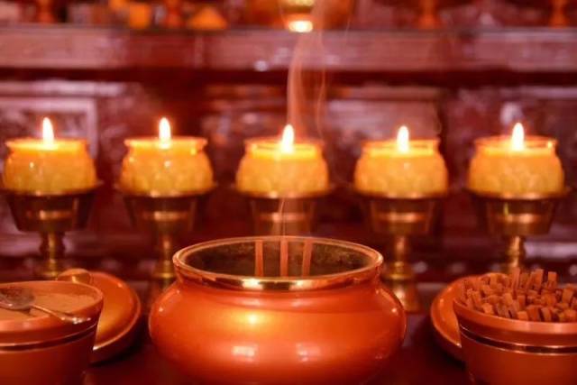 新年期间,请在佛前上一支香,供一盏灯