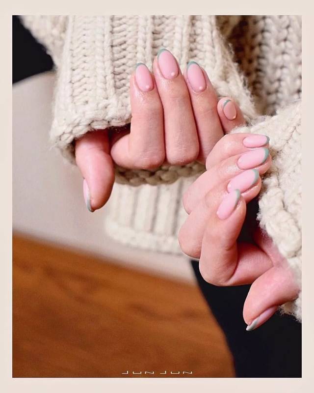 在指甲前端画出有如微笑般的圆弧形——美甲界的特有名词"微笑线"也就