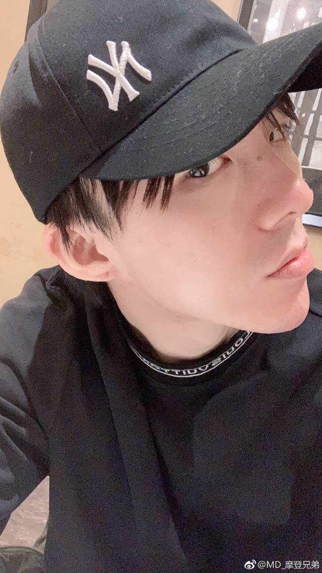 刘宇宁更新微博一则 摩登兄弟间丑照大pk