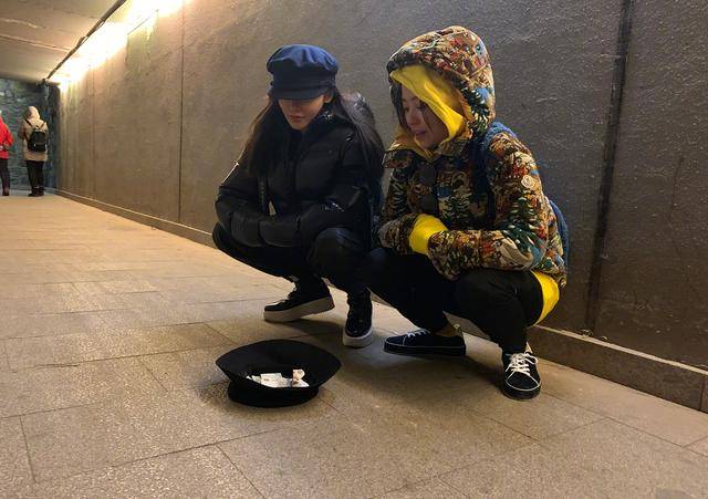 张靓颖张天爱过年蹲在路边乞讨这究竟是什么情况