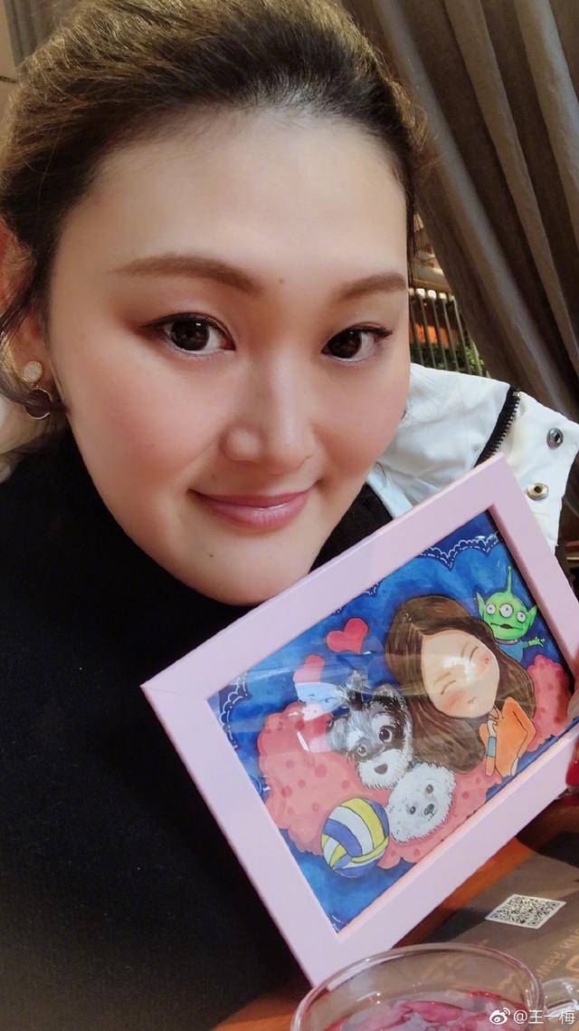 惊艳!王一梅晒自拍美照:嘟嘴卖萌超可爱,化妆戴耳环美出新高度