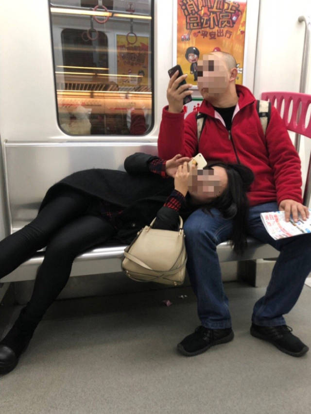 一对男女车厢内坐姿不雅 画风惹怒众人