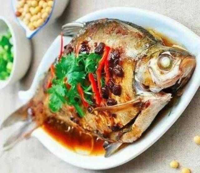 餐桌上必须鱼头朝左摆放,以示尊重.