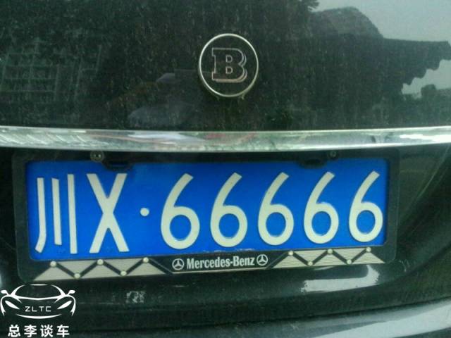 奔驰改装车,车牌66666,看到排气上的标志,法拉利也不敢小瞧