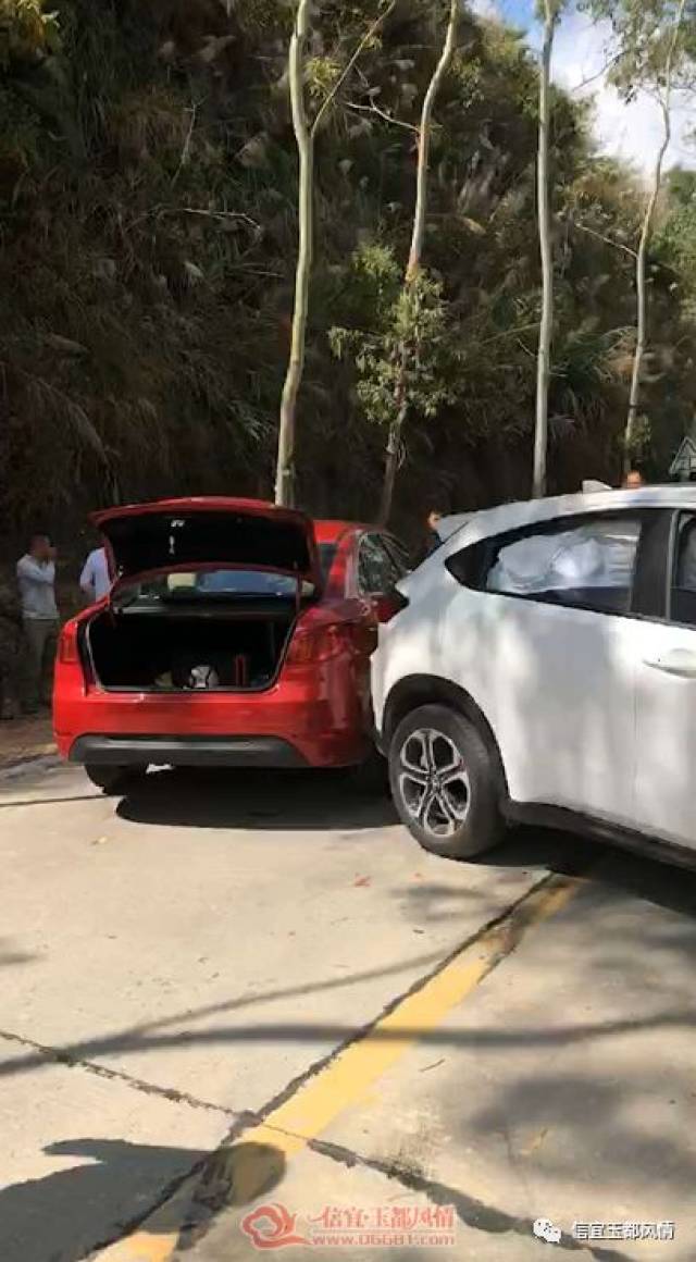 一小车翻落路边坑沟 接网友报料,2月7日,信宜上垌附近,一小车不知何故