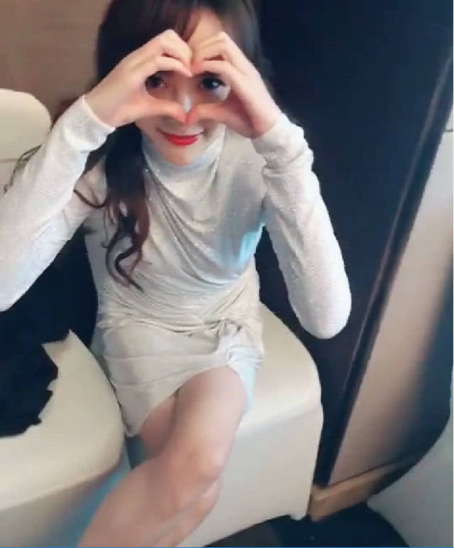 唐嫣的这个坐姿怎么做到的!两腿之间的差距不足一厘米,太厉害了