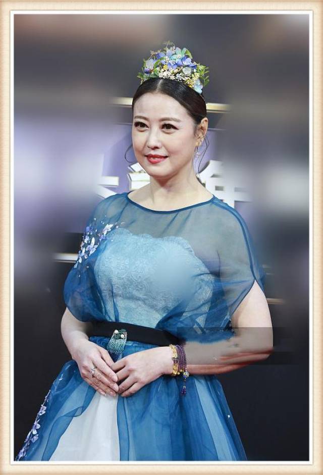 周海媚不过在抹胸裙外套层纱,意外解锁新时尚,52岁美回22岁