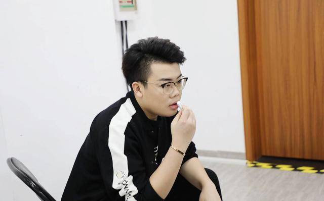 王者荣耀:职业选手对阵游戏主播,孤影对ba居居的评价很实在!