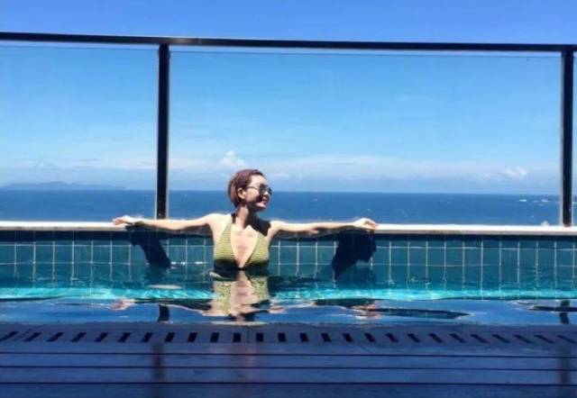 嫁13天变寡妇,如今50岁伍咏薇晒性感比基尼,童颜身材惹火!