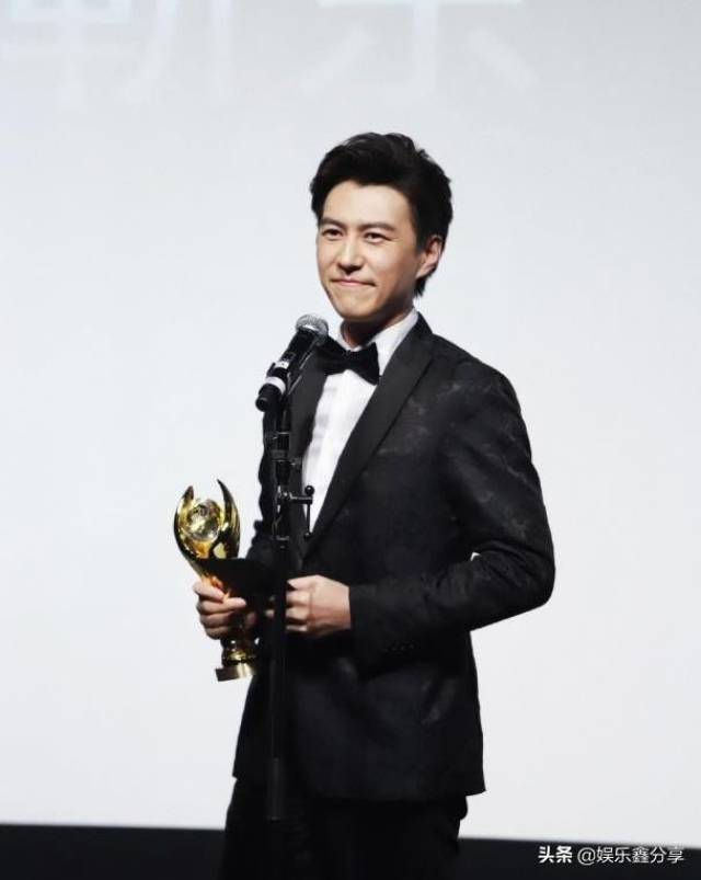 "老干部"靳东,灰大衣配高领衫走路带风,发丝都透着帅气_手机搜狐网