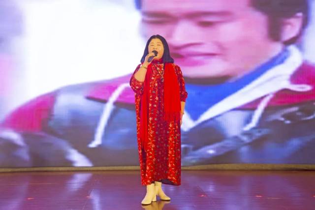 演员冯玉香献唱《白发亲娘》