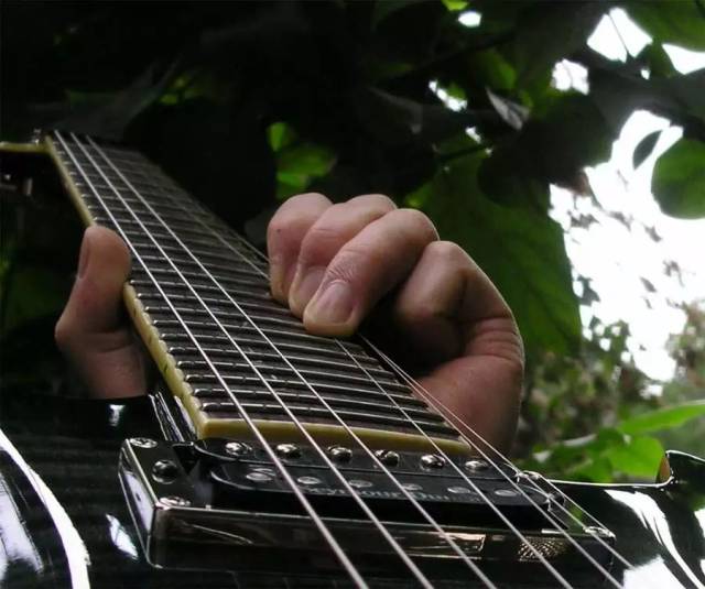 电吉他推弦技巧与方法