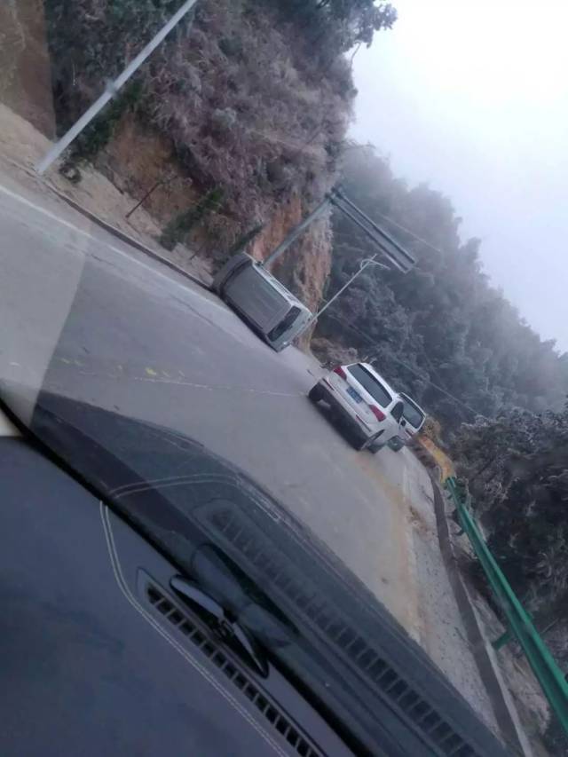 岳西发生多起车祸!堵车!持续7天雨雪,高速封闭!返程高峰此刻压力巨大