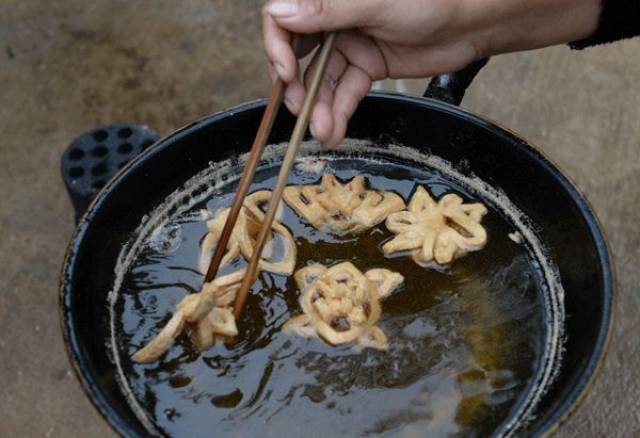 小时候,每当到了炸薯花的时候,小伙伴们会一直围绕在灶台周围,目不转