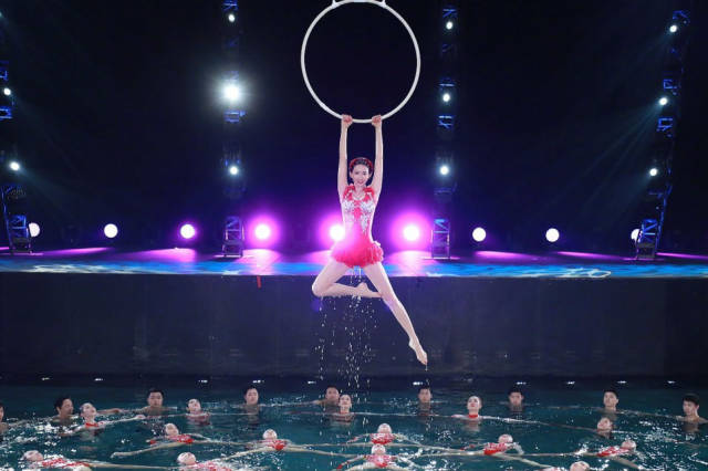 春晚44岁林志玲上演空中吊环难度系数让大多数同龄人望尘莫及