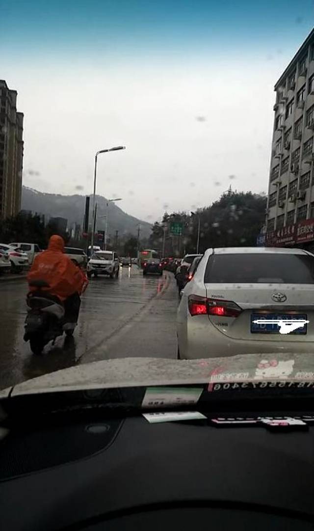 岳西发生多起车祸!堵车!持续7天雨雪,高速封闭!返程高峰此刻压力巨大