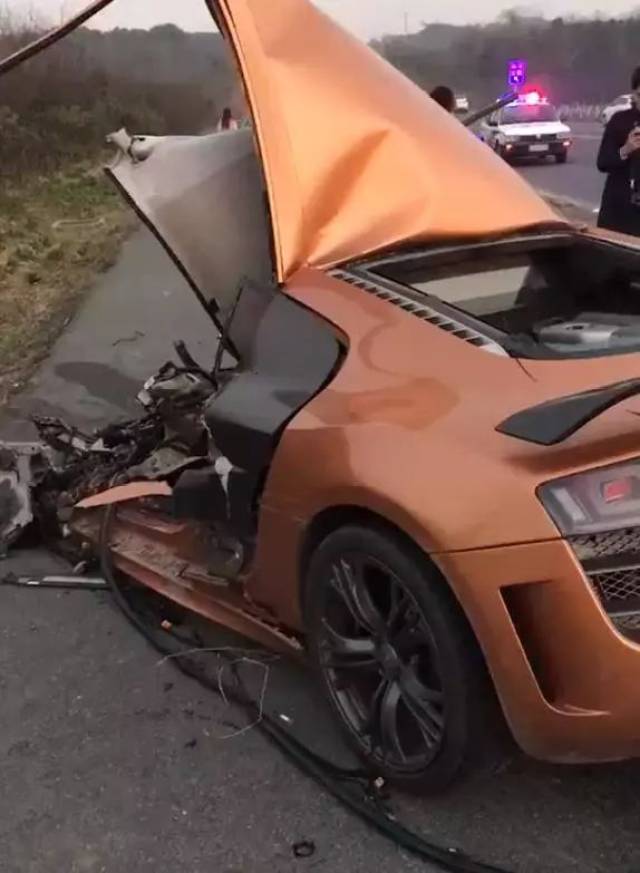 奥迪r8被撞至报废v10发动机完好无损但200万的驾驶舱撞没了