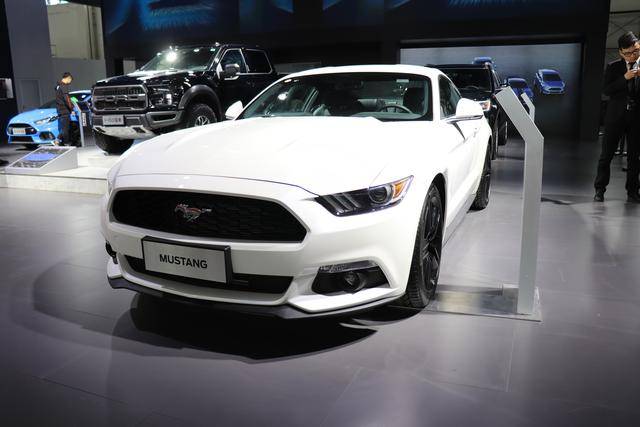 福特mustang和阿尔法·罗密欧giulia,谁是年轻人的第一辆豪车?