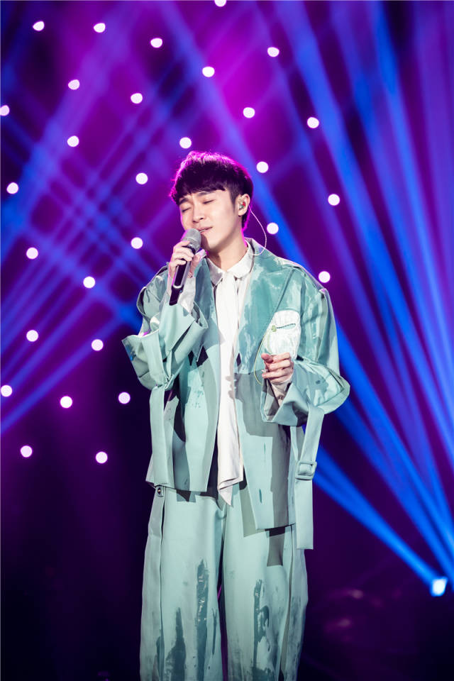 吴青峰《歌手》深情诠释《窗外的天气》 全新编曲带来不同音乐感受