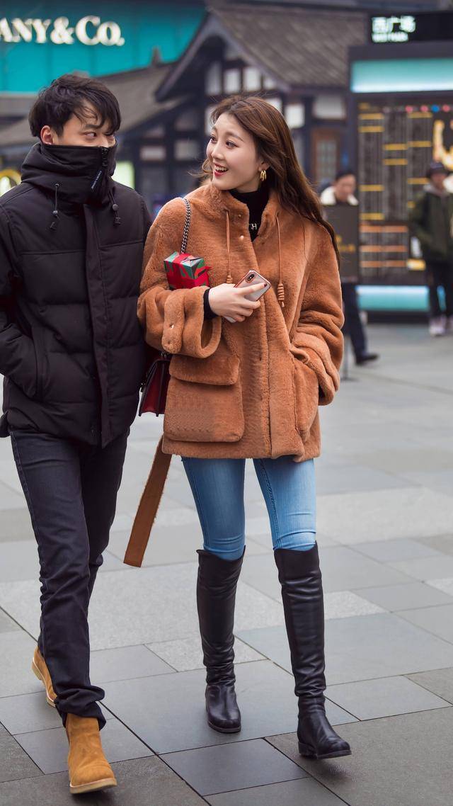 街拍一条牛仔裤加一双长筒靴子轻松打造大长腿显身材显气质