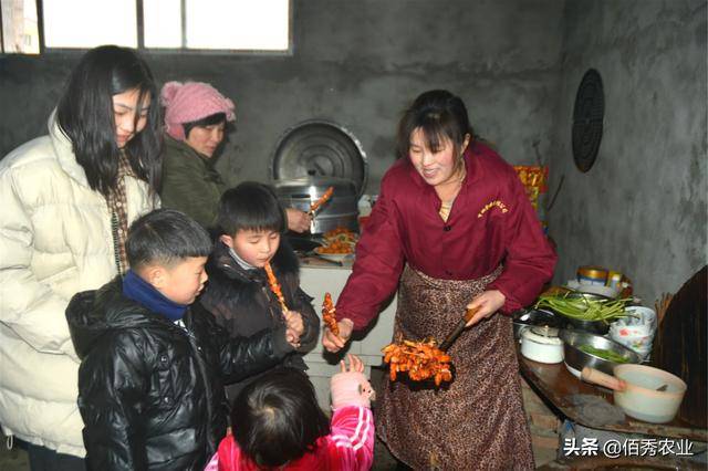 农村人准备启程打工,父母千般不舍,直言孩子越多越寂寞