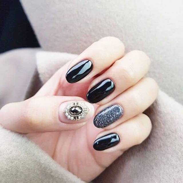 黑色是大气的,同时也是非常有美感的,一款黑色的美甲,让你女人味十足