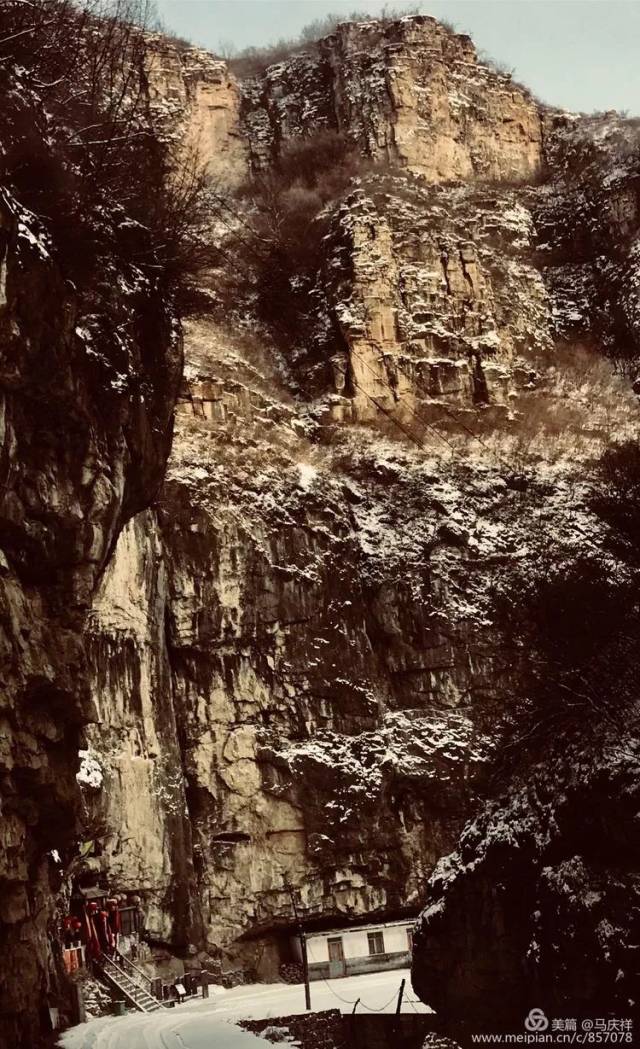刀砍斧劈的太行悬崖峭壁在雪的柔情里,更加妩媚迷人!
