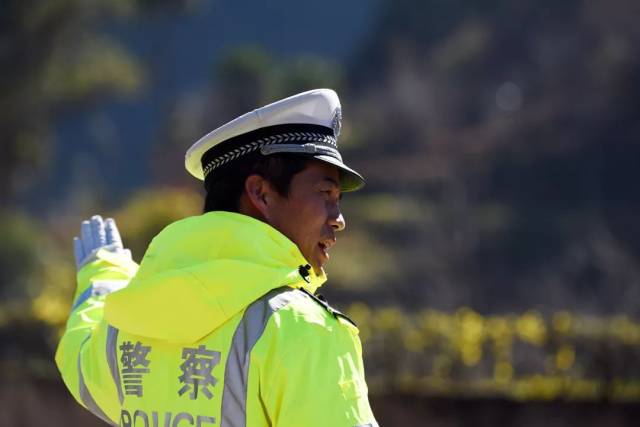 警察蜀黍每天都有好多工作 总会有暖心的小瞬间填满心头 让春节在岗的