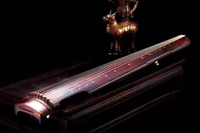 古代拨弦乐器,最初有五十根弦,每弦瑟有一柱.