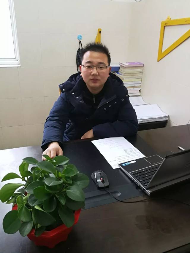 张小明,江苏省姜堰中学物理教研组长,教育硕士,中共党员