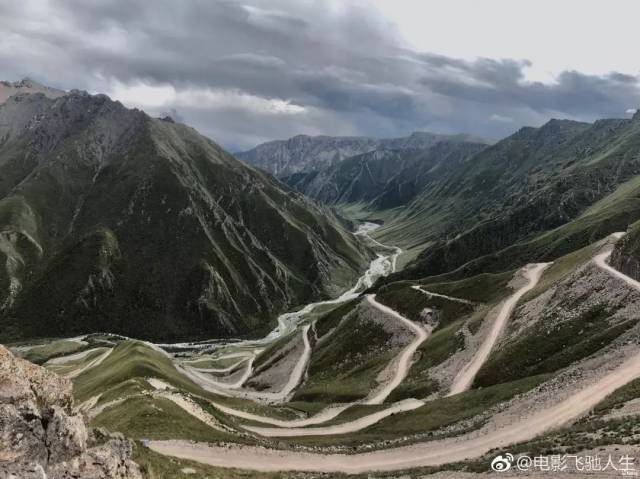 巴音布魯克並不適合汽車拉力賽, 現實中更沒有什麼魔鬼賽道, 貫穿全片