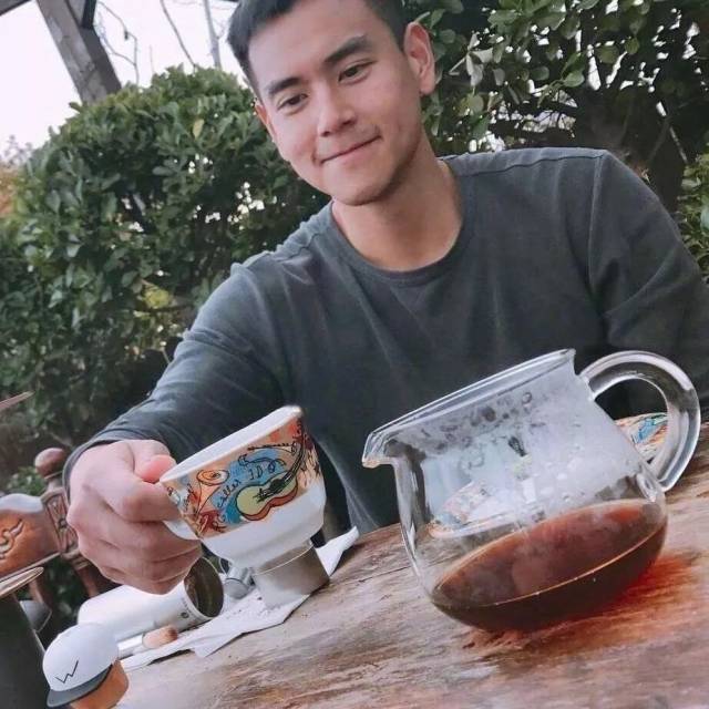 白天跟彭于晏喝茶▼