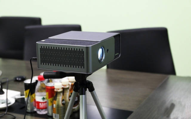 当贝f1智能投影仪体验评测:摆脱屏幕的限制