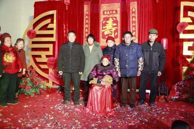 百岁老人,五世同堂,其乐融融