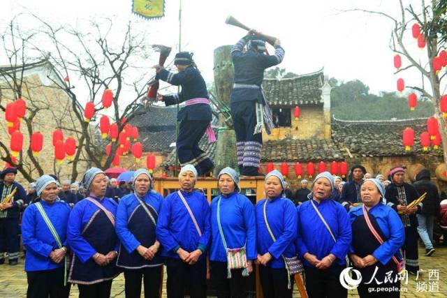 人民网富川2月13日电 2月13日,广西富川瑶族自治县葛坡镇深坡村平地瑶