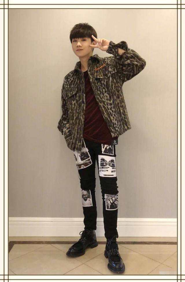 汪苏泷机场照一点风度都不要,为了保暖176的身