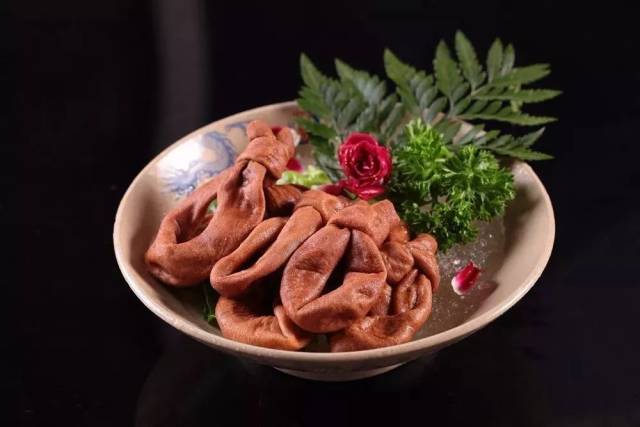 小肠,反复清理干净,但保留了部分油脂,保留油润口感,将秘制卤汁灌入肠