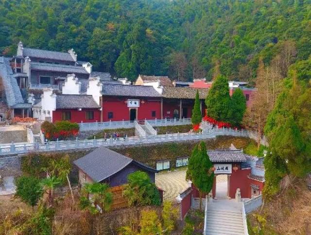 背上行囊,我们将首先来到佛教名地杨岐普通寺,感受朝圣者们的虔诚心意