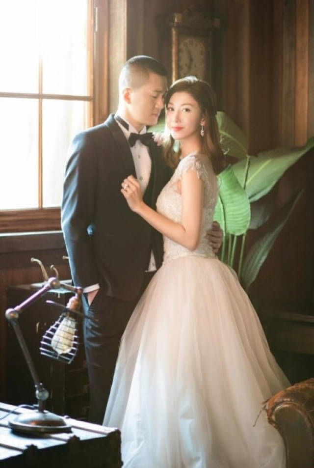 回家的诱惑女二李彩桦公布婚讯,老公是钢铁富