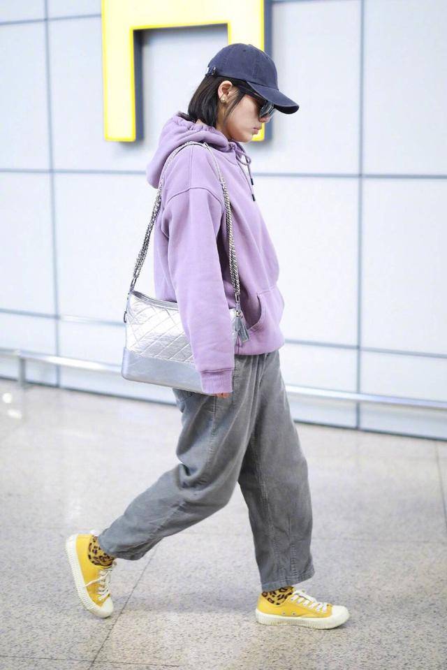舒服才是王道!紫色卫衣搭配灰色休闲裤,这就是马思纯的style