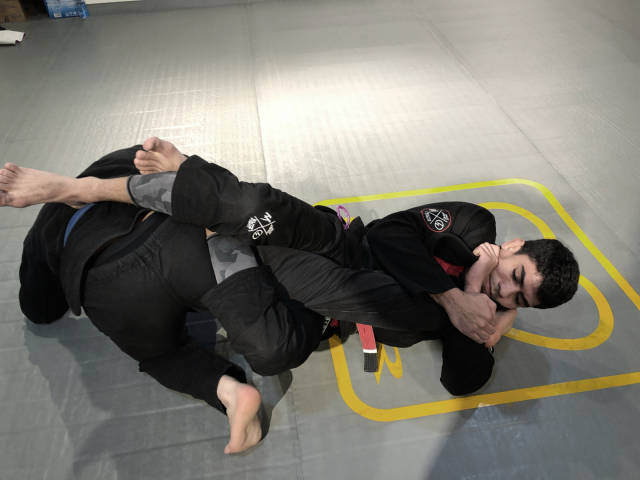 膝十字固 kneebar 描述:针对膝关节的关节技,跟十字固原理相同.