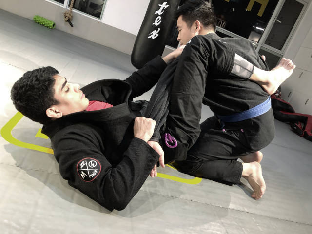 brazilian jujitsu terminology 33. scapular fixation omoplata