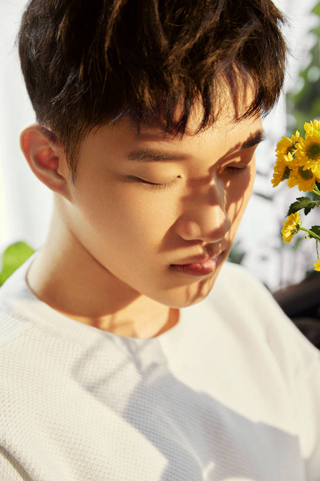 颔首低眉安静思索