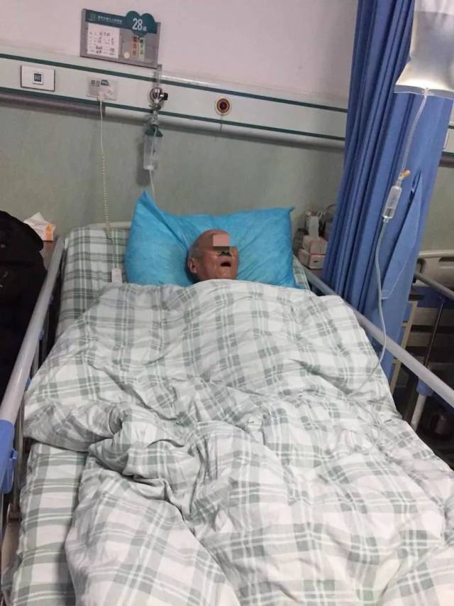 而绵阳就有这么一位老人,不仅在猪年的春节未能一享天伦,还在重病卧床