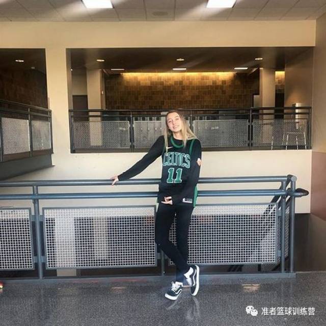 每个打篮球的人 都有自己喜欢的球员 佩奇也没有例外 不是弟弟乔治