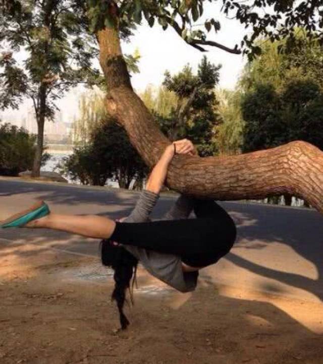 爆笑gif图:公交车上看个直播,差点把大妈馋坏