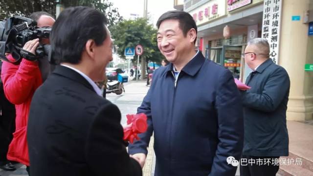 市长张尚华,市政府副秘书长何源,市委组织部副部长张劲松出席揭牌仪式