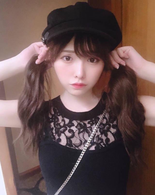 22岁暗黑女王桥本有菜空降台湾!穿上制服,化